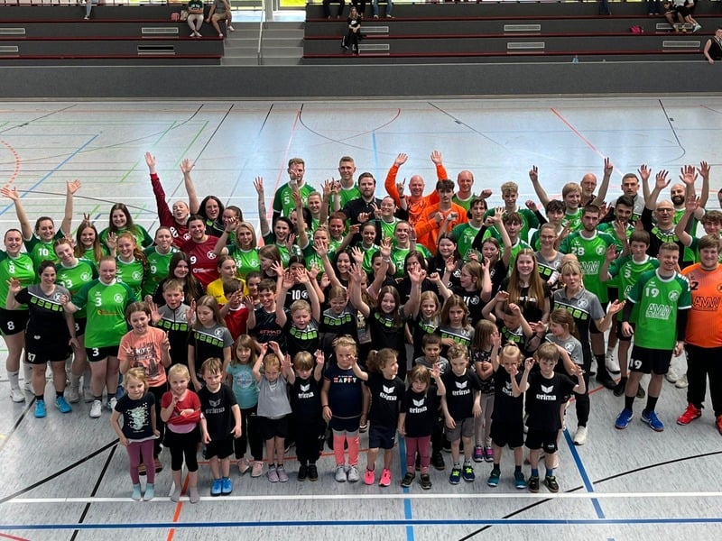 Alle Teams des TSC Blumberg winken gemeinsam